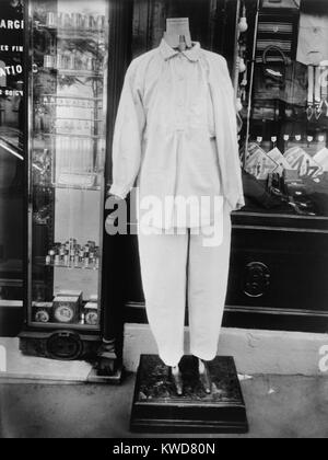 La vetrina con il manichino visualizzazione ensemble di pantaloni per le donne, Parigi, Francia. Ca. 1920. Foto di Eugene Atget. (BSLOC 2015 16 242) Foto Stock