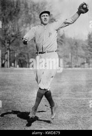 Pittsburgh Pirate terzo baseman Harold "Pie' Traynor facendo un salto della cattura di una palla da baseball in 1920. Ha svolto la sua intera Major League carriera dal 1920-37 con i pirati. (BSLOC 2015 17 14) Foto Stock