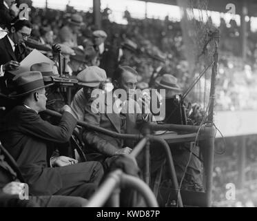 Graham McNamee di broadcasting 1924 World Series da Griffith Stadium. I Senatori di Washington ha sconfitto il New York Giants in sette giochi. (BSLOC 2015 17 149) Foto Stock