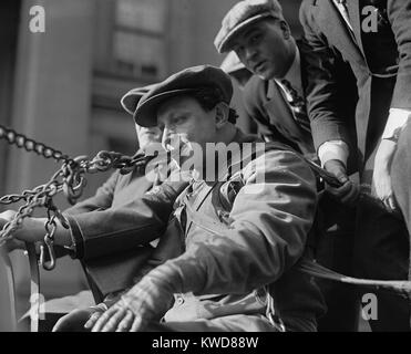 Uomo Forte Sigmund "Zishe' Breitbar tirando un carro carico di 50 persone con i suoi denti. Washington D.C., Nov 27, 1923. (BSLOC 2015 17 172) Foto Stock