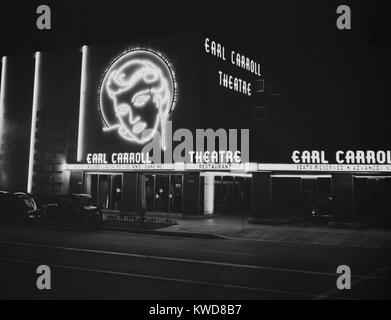 Insegne al neon presso la famosa Earl Carroll Theatre di Hollywood. Foto di Russell Lee, aprile 1942. Segni pubblicizzare un 'sontuoso revisione e dancing.' (BSLOC 2015 17 217) Foto Stock
