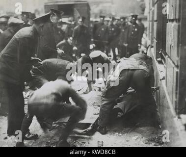 La polizia la rimozione di macerie per raggiungere organi dopo la parete San bombardamenti, Sett. 16, 1920, New York City. (BSLOC 2015 17 239) Foto Stock