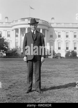 Presidente Calvin Coolidge a piena lunghezza verticale sul prato sud della Casa Bianca, 1925. (BSLOC 2015 15 94) Foto Stock