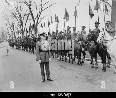 Il generale John Pershing revisione "Buffalo Soldiers' dell'African American decimo cavalleria. Ft. Myer, Virginia, 1932. (BSLOC 2015 16 133) Foto Stock
