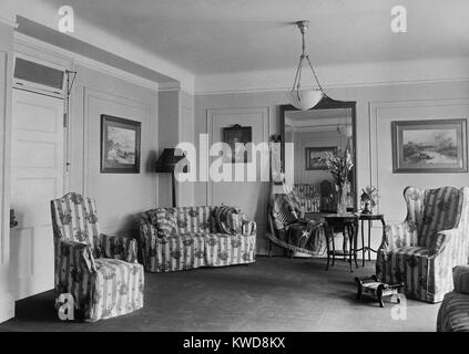 Vice President Coolidge residenza della famiglia al Willard Hotel, il 3 agosto 1923. Una bandiera presidenziale viene posato in prossimità dello specchio, poiché questa divenne la residenza di U.S. Presidente quando Warren Harding morì il giorno precedente. (BSLOC 2015 16 15) Foto Stock