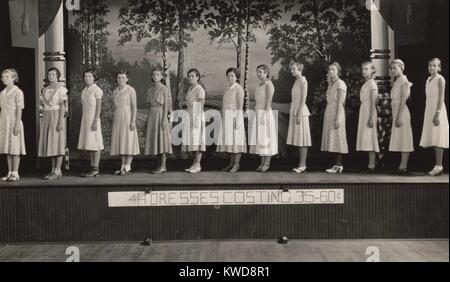 Giovani donne sul palco abiti di modellazione a 4-H Club evento, 1925-1930. Sono abiti di modellazione il fatto per il costo di 35-60 centesimi ($4,85 a $8.30 nel 2016) (BSLOC 2016 8 107) Foto Stock