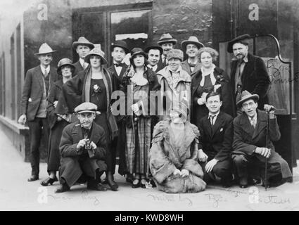 Ritratto di gruppo di americani e gli artisti europei e gli artisti interpreti o esecutori in Parigi, 1920s. Nomi scritti sulla foto identificazione Avanguardisti artista includono: Man Ray, Mina Loy, Tristan Tzara, Jean Cocteau, Ezra Pound, Jane Heap, Kiki e Martha Dennison (BSLOC 2016 8 135) Foto Stock