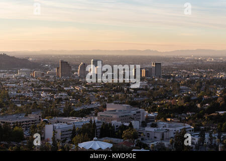 Glendale e la Valle di San Fernando a Los Angeles California al crepuscolo. Foto Stock