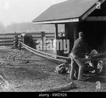 Ford Modello trattore alimenta una trasmissione a cinghia segheria, 1925. Prima di elettrificazione rurale trattori eccitato molte macchine su aziende americane (BSLOC 2016 8 4) Foto Stock