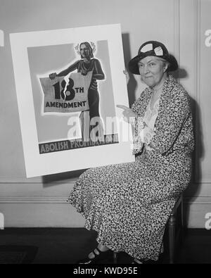 Donna che mantiene un poster 1931 'abolire il divieto!' nel 1933 membro convenzioni ratificate la ventunesima modifica, che ha abrogato il divieto (BSLOC 2016 8 74) Foto Stock