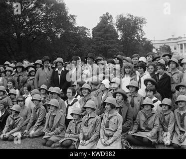 Girl Scouts riuniti intorno a Lou Henry Hoover e il suo ospite inglese Ishbel Allan MacDonald. Il 5 ottobre 1929. MacDonald, la figlia della visita il Primo Ministro Ramsey MacDonald, indossa un blazer scuro con elegante e moderna gioielleria. La prima signora è al MacDonald della sinistra. (BSLOC 2015 16 60) Foto Stock