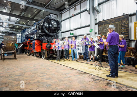 Un West Midlands Ukelele band dando una improvvisata performance all'interno del capannone motore museum a Highleye Shropshire REGNO UNITO Foto Stock