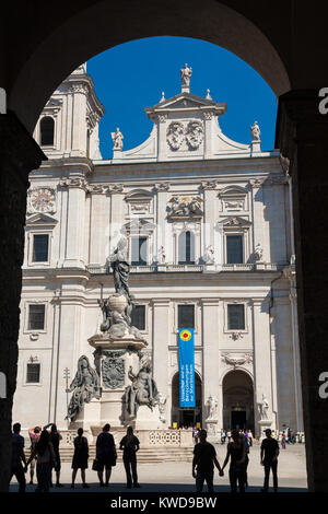 Gli ospiti in piedi in piazza del Duomo e ammirate l'architettura barocca del duomo di Salisburgo in Austria. Foto Stock