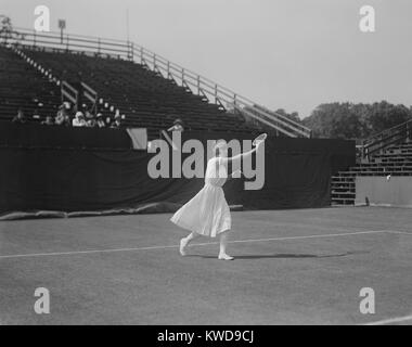 Susanne Lenglen, la campionessa francese di tennis a Forest Hills, New York City. Ha vinto il U.S. Singles campionato nel 1921. (BSLOC 2015 17 101) Foto Stock