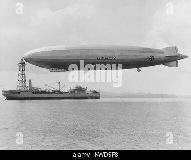 USS Los Angeles presso il montante di ormeggio della USS Patoka, 125 piedi sopra l'acqua. La nave era nell'Oceano Pacifico off Panama durante gli esercizi della flotta nel febbraio 1931 (BSLOC 2016 10 169) Foto Stock