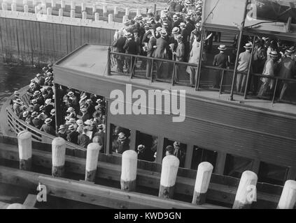 Pendolari su un traghetto per entrare in un "labbro", 1915-20. Pendolari usati traghetti da New Jersey, Brooklyn e Staten Island per viaggiare a Manhattan (BSLOC 2016 10 181) Foto Stock