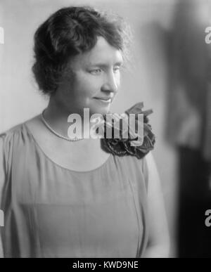 Helen Keller, ca. 1920. Lei è stato il primo sordo-persona cieca per guadagnare un Bachelor del grado di arti in 1904. Ella è meno noto per la sua sinistra sociale-attivismo politico che comprendeva l'appartenenza al partito socialista e i lavoratori industriali del mondo. (BSLOC 2015 17 183) Foto Stock