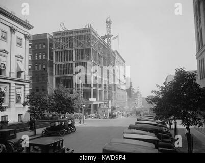 Lansburgh fratelli department store edificio in costruzione c. 1915. I sei piani quadro della griglia è stata realizzata in cemento armato su un angolo di 8° e "E" Strade, Washington D.C. (BSLOC 2016 10 44) Foto Stock