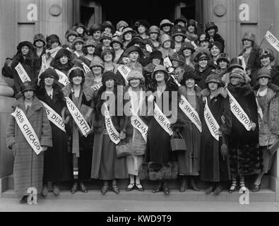 Quaranta-sei concorrenti di bellezza che rappresentano città americane a Washington D.C., nov. 1923. (BSLOC 2015 17 208) Foto Stock