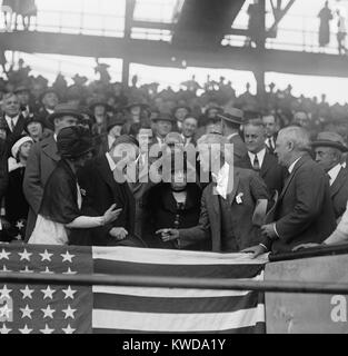 Presidente Calvin e grazia Coolidge saluto giudice Kenesaw Landis, Ottobre 9, 1924. Il presidente e il Major League Baseball Commissario sono state frequentando il 1924 World Series. (BSLOC 2015 17 46) Foto Stock