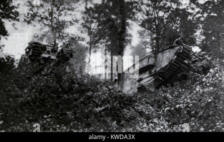 Guerra mondiale 1. British serbatoio in azione sul campo di battaglia di Cambrai affrontare una zona boscosa. Nov. 20-Dic. 8, 1917. (BSLOC 2013 1 149) Foto Stock