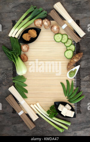 Macrobiotica health food concept con soba e udon tagliatelle, wasabi e la pasta di miso e tofu e verdure fresche. Foto Stock