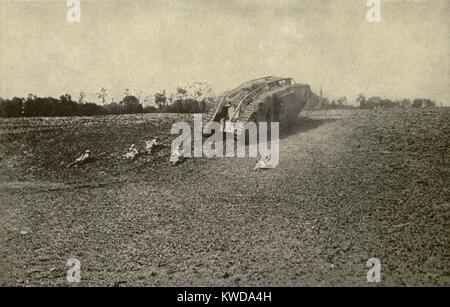 Guerra Mondiale 1 serbatoi. I soldati degli Stati Uniti (107th fanteria, 27a divisione) avanzando verso la linea Hindenburg da dietro il riparo di un serbatoio britannico. 1918. (BSLOC 2013 1 155) Foto Stock