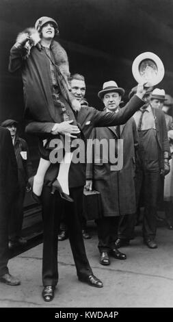 Boxer jack Dempsey in Chicago, il sollevamento della sua sposa, Estelle Taylor, sulla sua spalla destra. Aprile 22, 1925. L'attrice cinematografica è stata la sua seconda moglie. (BSLOC 2015 17 74) Foto Stock