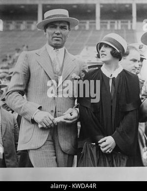 Jack Dempsey e moglie, attrice Estelle Taylor, in corrispondenza di un evento sportivo. Essi co-starred in uno spettacolo di Broadway chiamato il grande lotta 1928. (BSLOC 2015 17 75) Foto Stock