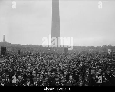 200.000 del 1.500.000 santo nome di uomini che hanno preso parte a Washington, D.C. parade. A settembre 21, 1924, hanno commemorato 650 anni del Santo Nome società, un laici la fraternità della religione cattolica romana - (BSLOC 2016 8 127) Foto Stock