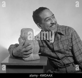 Langston Hughes, rinascita di Harlem, poeta, romanziere, drammaturgo e. Ha scritto circa l'African American esperienza con gara di coscienza e di solidarietà etnica. 1943 foto di Gordon Parks (BSLOC 2016 8 144) Foto Stock