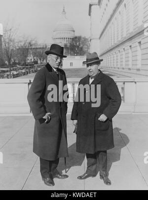 Asst. Treasury Sec. Lincoln Andrews e il Commissario di divieto, Roy Hayne. Quando Andrews riuscito Hayne nel 1925, ha riorganizzato il Bureau del divieto e licenziati molti agenti, compresi i divertenti e famosi Izzy Einstein e Moe Smith di nuovo (BSLOC 2016 8 71) Foto Stock