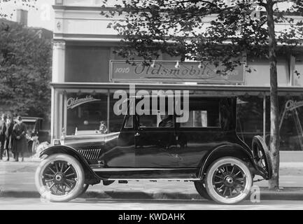 Nel 1922 la Oldsmobile con un motore a quattro cilindri venduti per circa $1650 ($23,600 nel 2016). In fondo è un concessionario Oldsmobile a Washington D.C. (BSLOC 2016 10 111) Foto Stock