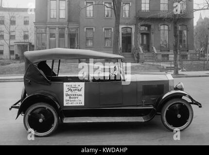 Ford Modello T del telaio con un 'aftermarket' Corpo universale, c. 1921. Corpo universale offerto corpi, radiatori, parafanghi e ruote a disco e le estensioni del telaio che travestito le umili origini della vettura. Avevano annunciato che "mette la vostra auto in $2000 classe" (BSLOC 2016 10 113) Foto Stock