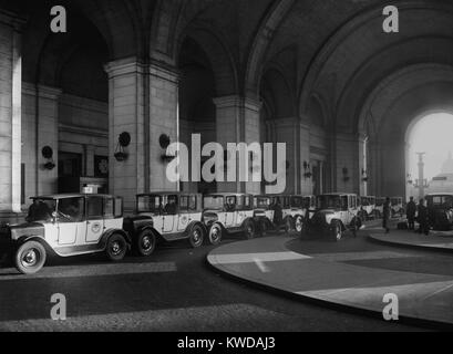 Bianco e Nero Taxi Co. in piedi alla stazione Union, Washington, D.C., 1924 (BSLOC 2016 10 121) Foto Stock