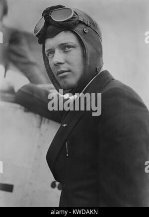 Charles Lindbergh, dopo battenti la sua monoplan, "lo spirito di Saint Louis', New Jersey. Ottobre 19, 1927. Indossa un vello di cuoio foderati casco di volo e occhiali (BSLOC 2016 10 151) Foto Stock