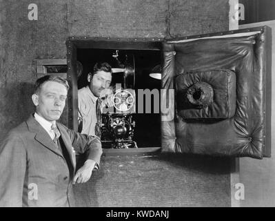 Insonorizzata cabina telecamera progettata per consentite voci di attori per essere registrati durante le riprese, 1926. Progettato da Western Electric Company, 1926 stand è stato montato su ruote per consentire il movimento. È ispezionato da H.C. Humphrey (sinistra) della Bell Telephone Laboratories e Charles E. Davis (a destra), un Warner Brothers cameraman (BSLOC 2016 10 19) Foto Stock