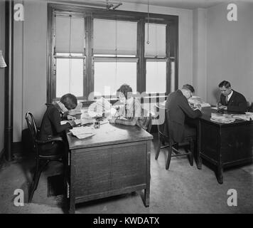 Ricercatori presso l'Ufficio nazionale di identificazione, che divenne parte del FBI nel 1924. Gli uomini e le donne di esaminare le impronte digitali con lente di ingrandimento (loupes BSLOC 2016 10 69) Foto Stock