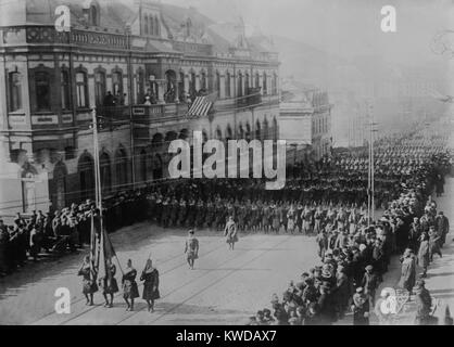 American forza expeditionary Siberia marzo in formazione dal quartier generale degli Stati Uniti a Vladivostok, 1918-20. La sua missione è stata quella di impedire la guerra Alleate materiale su Vladivostok il dock dal saccheggio durante la rivoluzione russa e la Guerra Civile (BSLOC 2016 10 94) Foto Stock