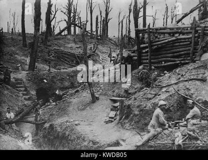 Guerra mondiale 1. Somme offensivo. Un paio di soldati alleati (probabilmente francese) soldati occupano entrenchments e piroga bunker nel guscio in legno sabbiato chiamato Des Fermes della Somme. Ca. 1916. (BSLOC 2013 1 134) Foto Stock