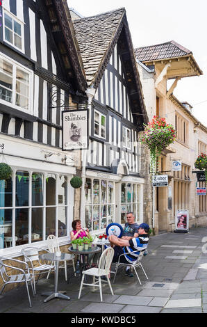 I clienti al di fuori seduta un coffee shop in Bradford on Avon Wiltshire, Inghilterra REGNO UNITO Foto Stock