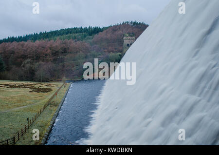 Il Derwent Dam nel Derbyshire's Peak District Foto Stock