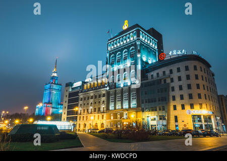 Varsavia, Polonia, 12 marzo 2016: vista notturna del centro cittadino con la costruzione del passato e della Banca di Cina Foto Stock