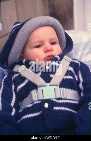 Baby boy toddler strapped in passeggino passeggino Foto Stock