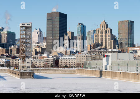 Montreal, CA - 1 Gennaio 2018: Skyline di Montreal e congelate di St Lawrence River in inverno Foto Stock