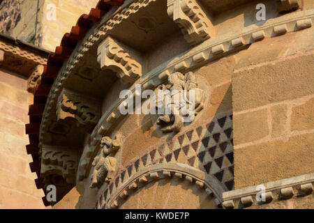 Segno zodiacale incisioni sulla chiesa di Saint-Austremoine, Issoire, Auvergne Francia, Europa Foto Stock