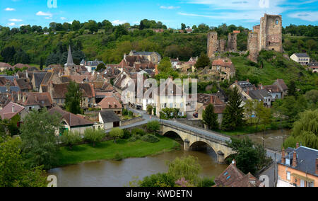 Herisson ha designato la Petite Cité de Caractère. Vista sul castello dei Ducs de Bourbon e sul fiume Aumance. Allier. Auvergne Rodano Alpi. Francia Foto Stock