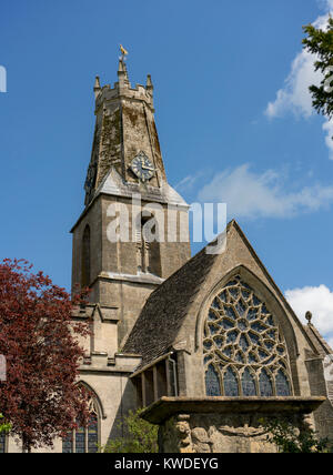 La chiesa parrocchiale della Santissima Trinità in Minchinhampton, Gloucestershire, UK. Minchinhampton è un antico mercato del paese vicino a Stroud nel Cotswolds Foto Stock
