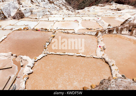 Il sale di stagno di evaporazione a Maras (Salinas de Maras) vicino a Cusco, Perù Foto Stock