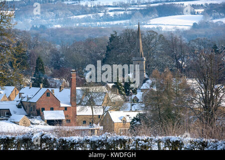 Lower Slaughter il Villaggio sotto la neve in dicembre. Lower Slaughter, Cotswolds, Gloucestershire, Inghilterra Foto Stock